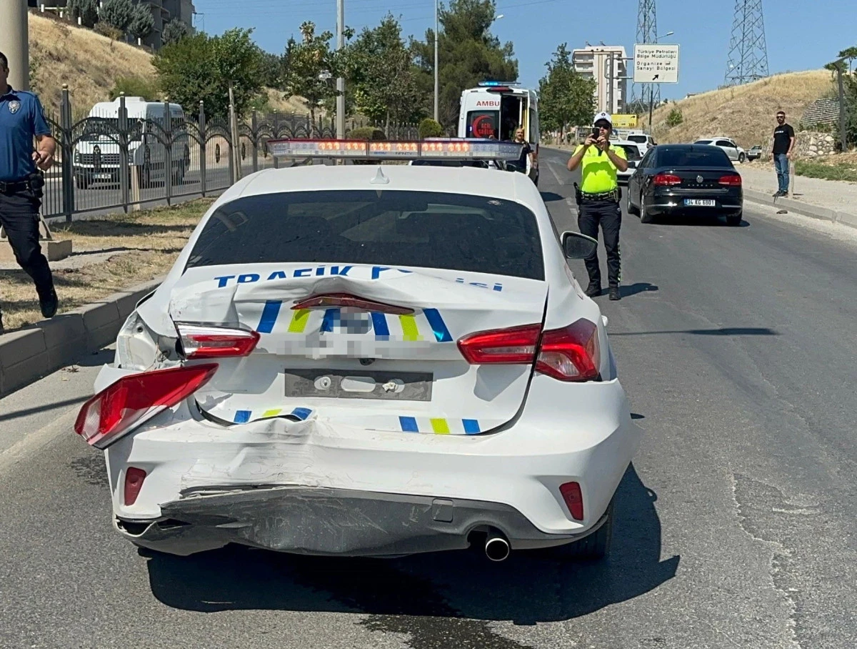 Kamyonet, Polis Aracına Çarptı: 2 Polis Yaralandı   
