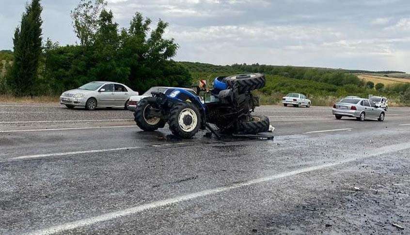 Kamyonun Çarptığı Traktör İkiye Bölündü: 2 Yaralı