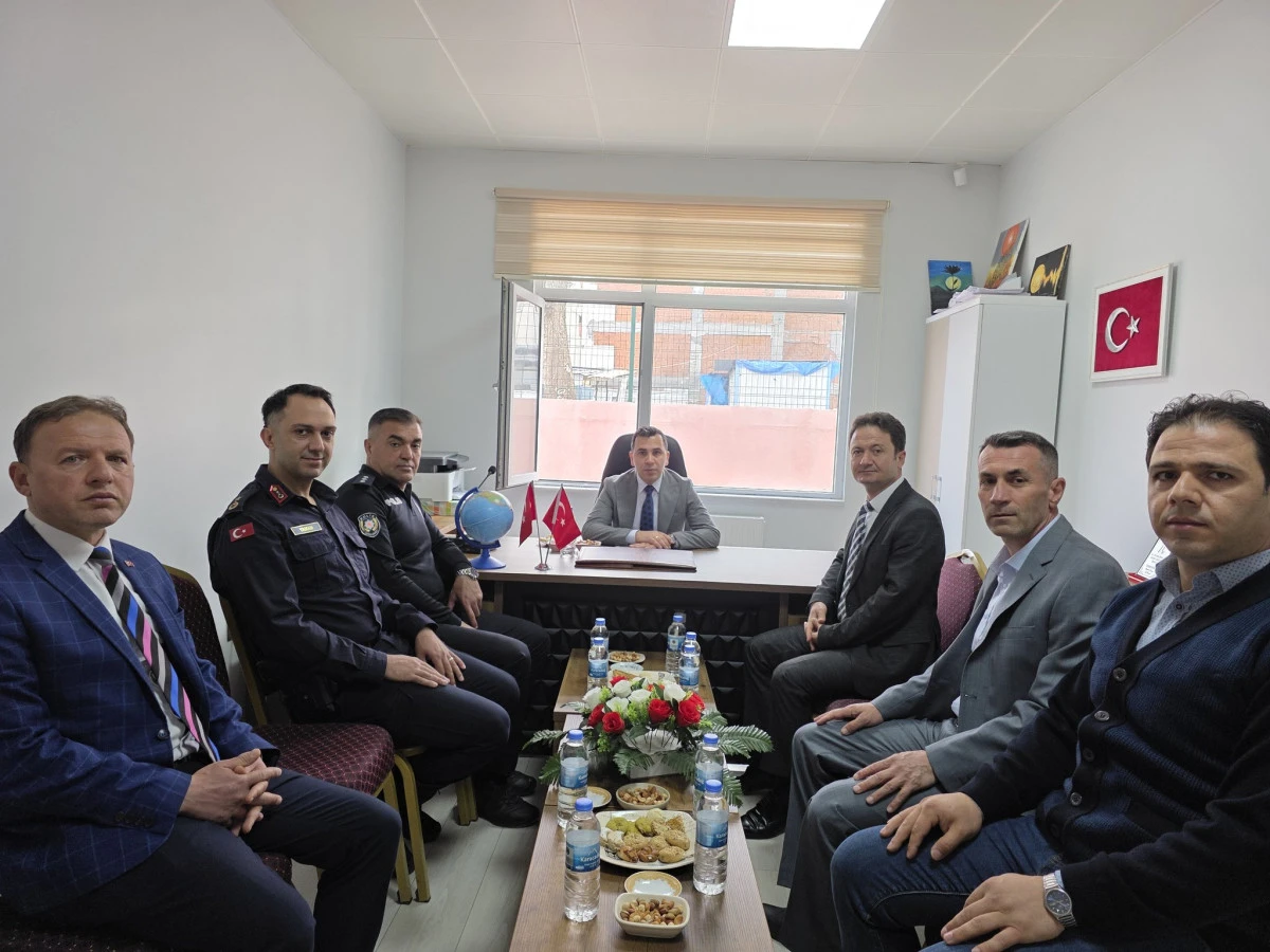 Kaymakam Algın Şehit Mikdat S&uuml;mer Ortaokulu&rsquo;nu Ziyaret Etti