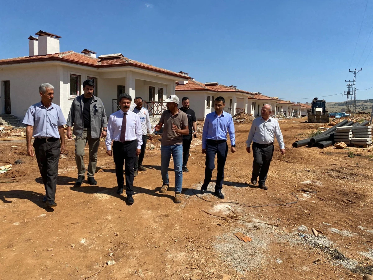 Kaymakam Aslan, Deprem Konutları Ve Asfalt &Ccedil;alışmalarını İnceledi