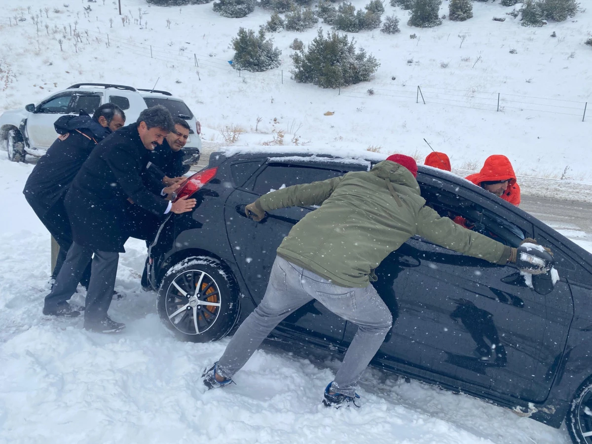 Kaymakam Aslan, Karla M&uuml;cadele &Ccedil;alışmalarını Yerinde İnceledi