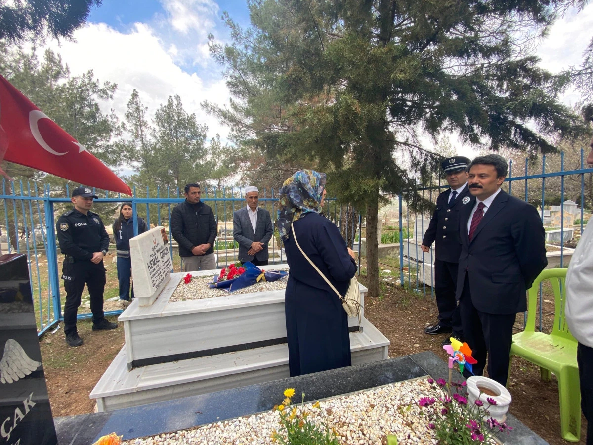 Kaymakam Aslan, Şehit Polis Memuru Omur&rsquo;un Kabrini Ziyaret Etti