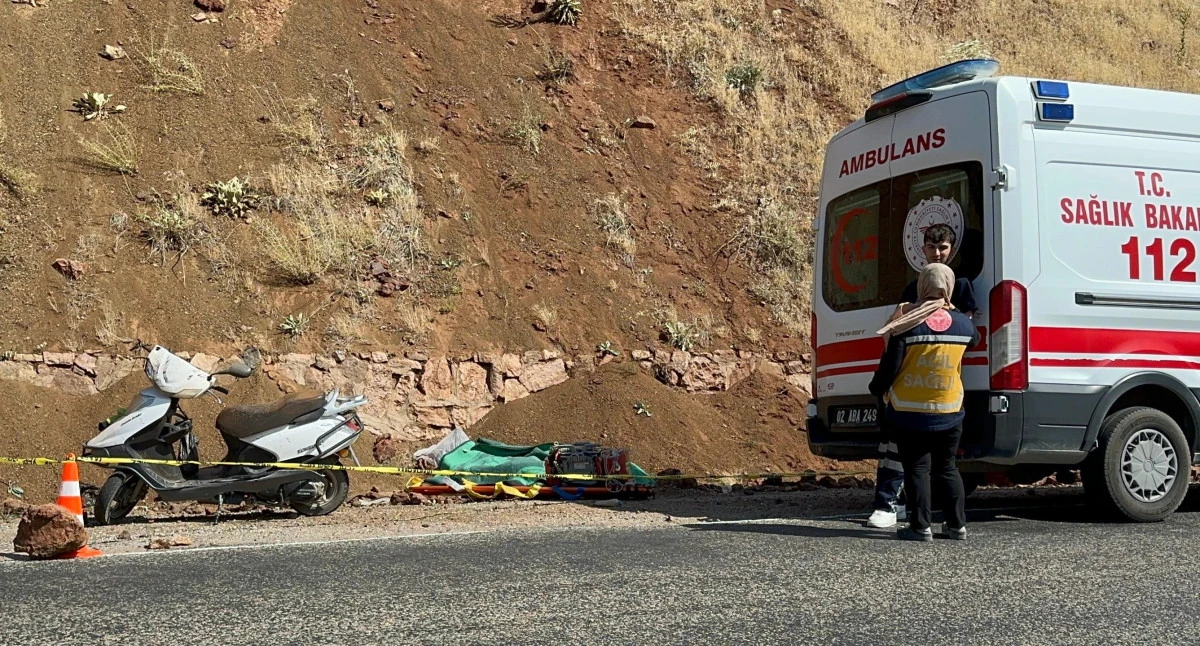 Kontrolden Çıkan Motosiklet Devrildi: 1 Ölü, 1 Yaralı 