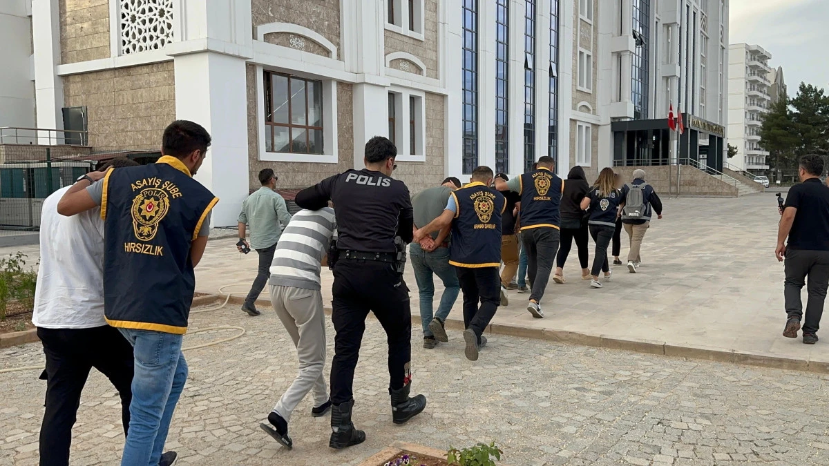 Masaj Salonuna Yapılan Baskında 7'si Şüpheli 14 Kişi Yakalandı   