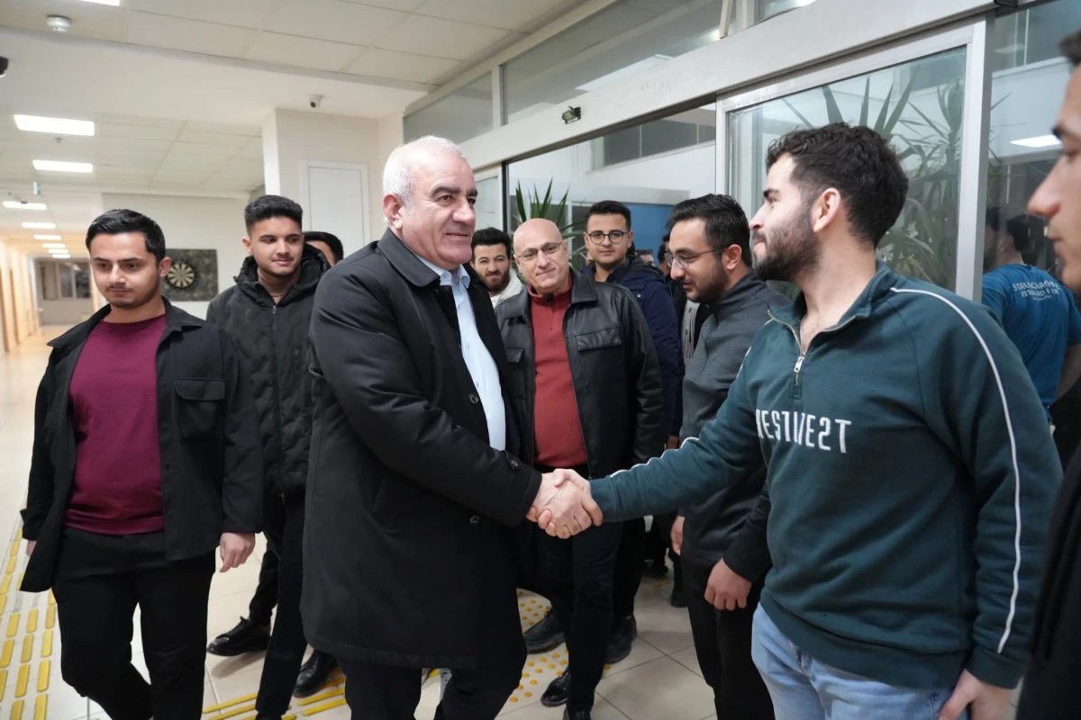 Milletvekili &Ouml;zhan, Sahur&rsquo;da &Ouml;ğrencilerle Aynı Sofrada Buluştu