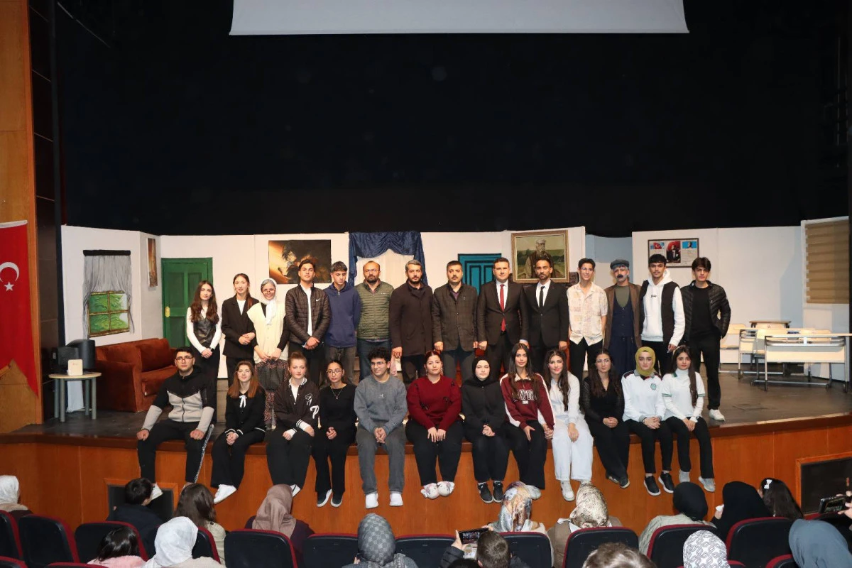 “Modem Sustu Ev Konuştu” Tiyatro Gösterisi Kahta’da Seyirciyle Buluştu