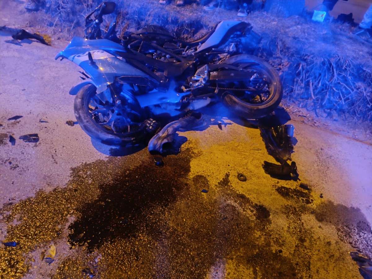 Motosiklet İle Hafif Ticari Araç Çarpıştı: 1 Ölü, 1 Yaralı   