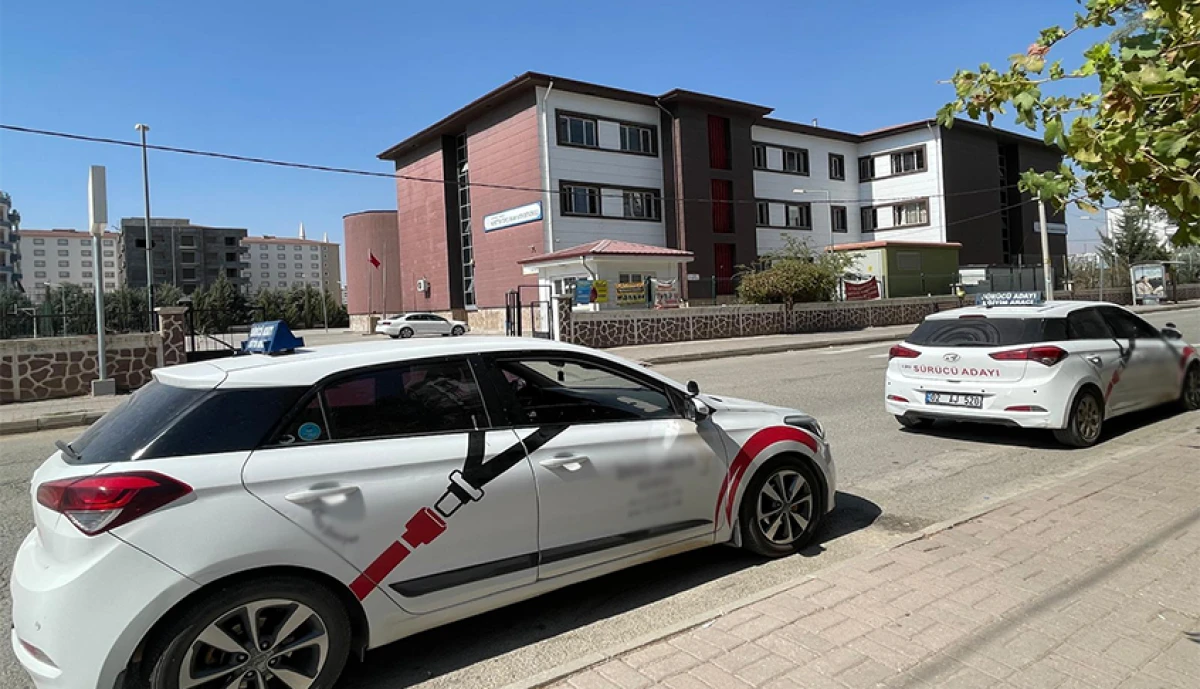 Okulun Karşısında Sürücü Eğitimi Tepki Çekiyor