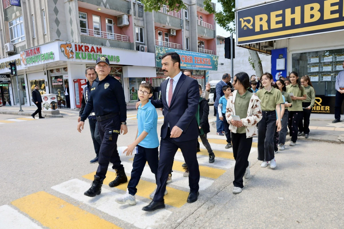 &Ouml;ncelik Hayatın, &Ouml;ncelik Yayanın Etkinliğiyle Trafik Bilinci 