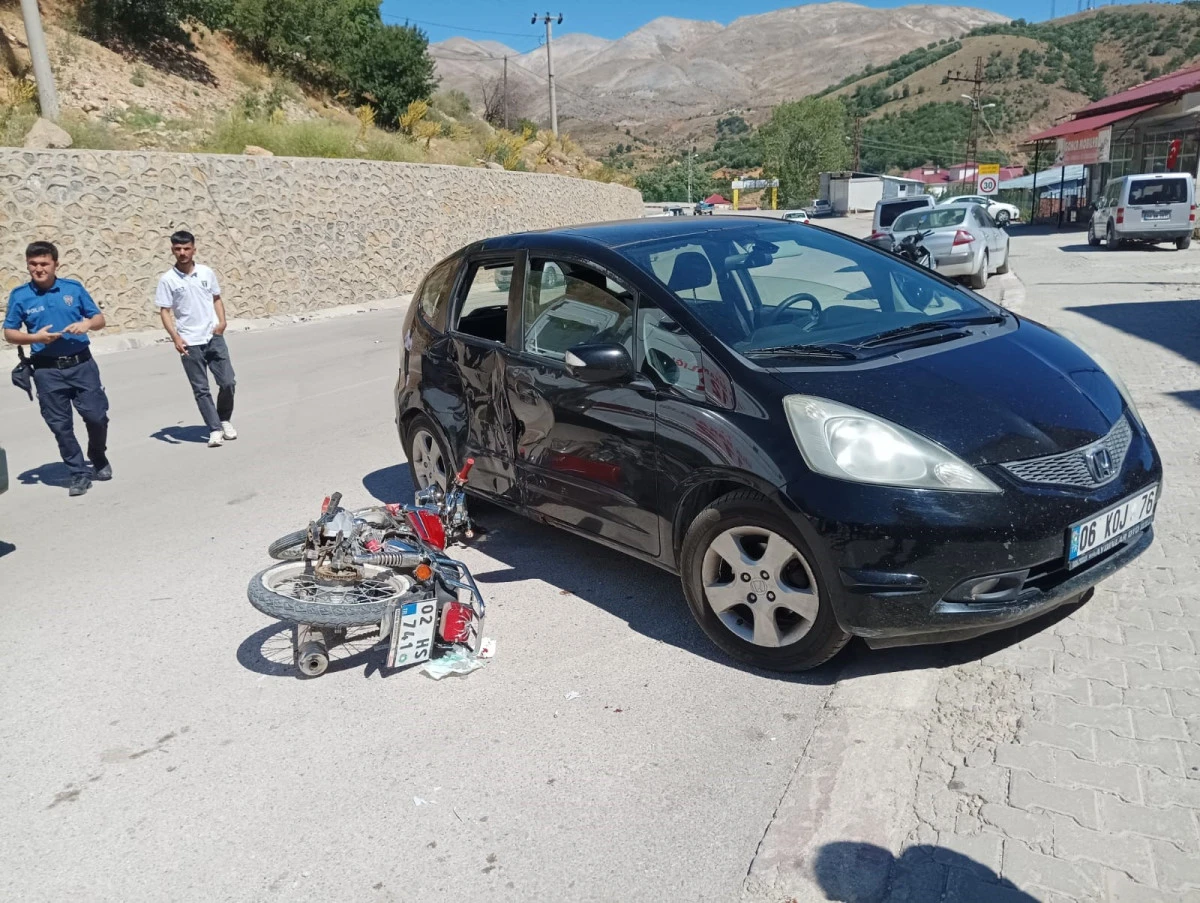 Otomobil İle Motosiklet Çarpıştı: 2 Yaralı   