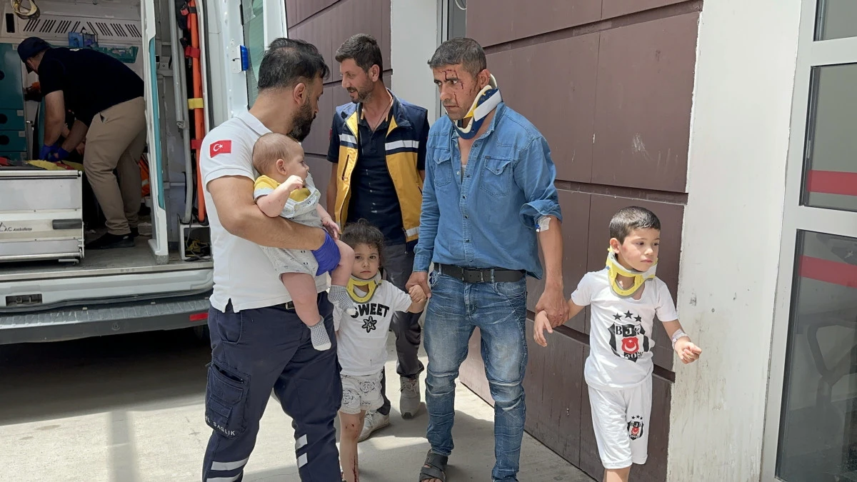 Otomobil Şarampole Devrildi: 8 Yaralı   