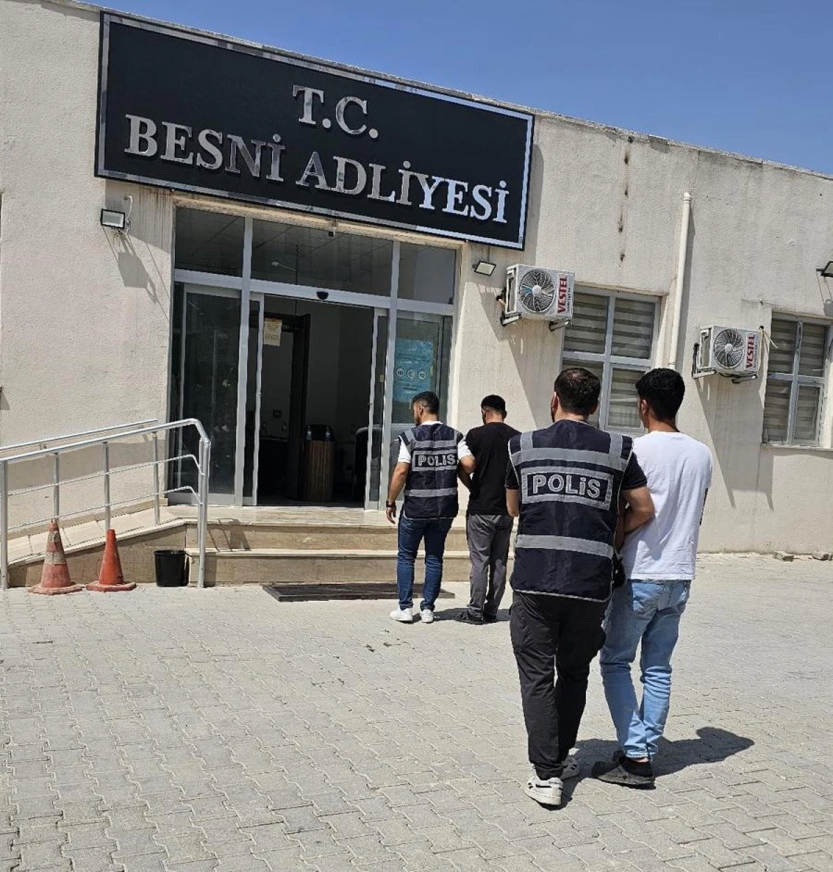 Otomobilin Ses Sistemlerini Çalan Şahıslar Yakalandı 
