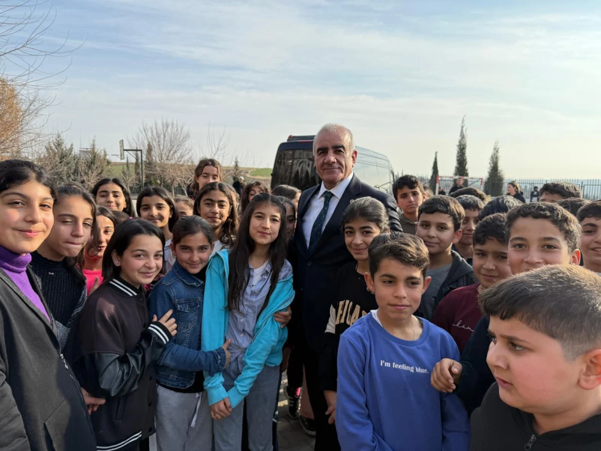 &Ouml;zhan, &Ouml;ğrenci ve &Ouml;ğretmenleri Tebrik Etti