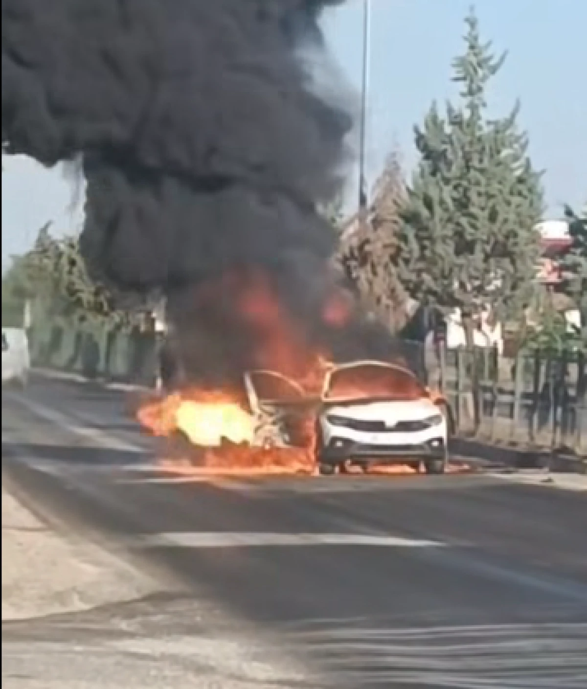 Şambayat&rsquo;ta Seyir Halindeki Otomobil Alev Aldı