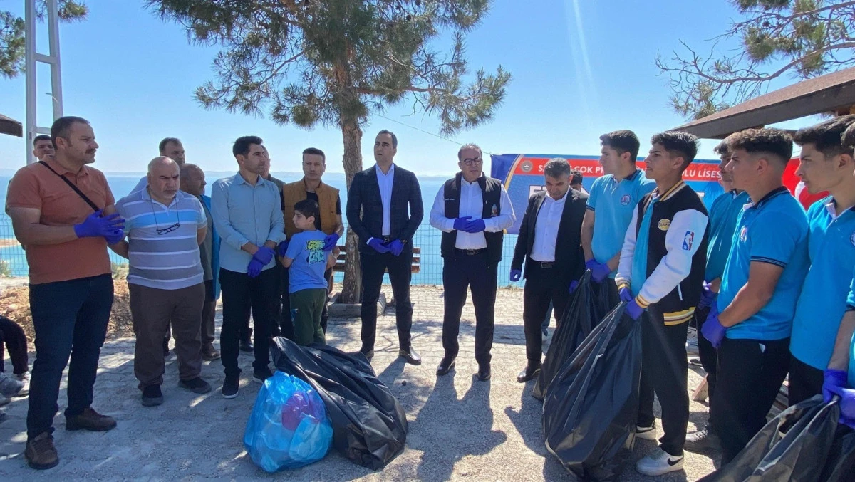Samsat’ta Protokol Ve Öğrenciler Doğa Temizliği Yaptı