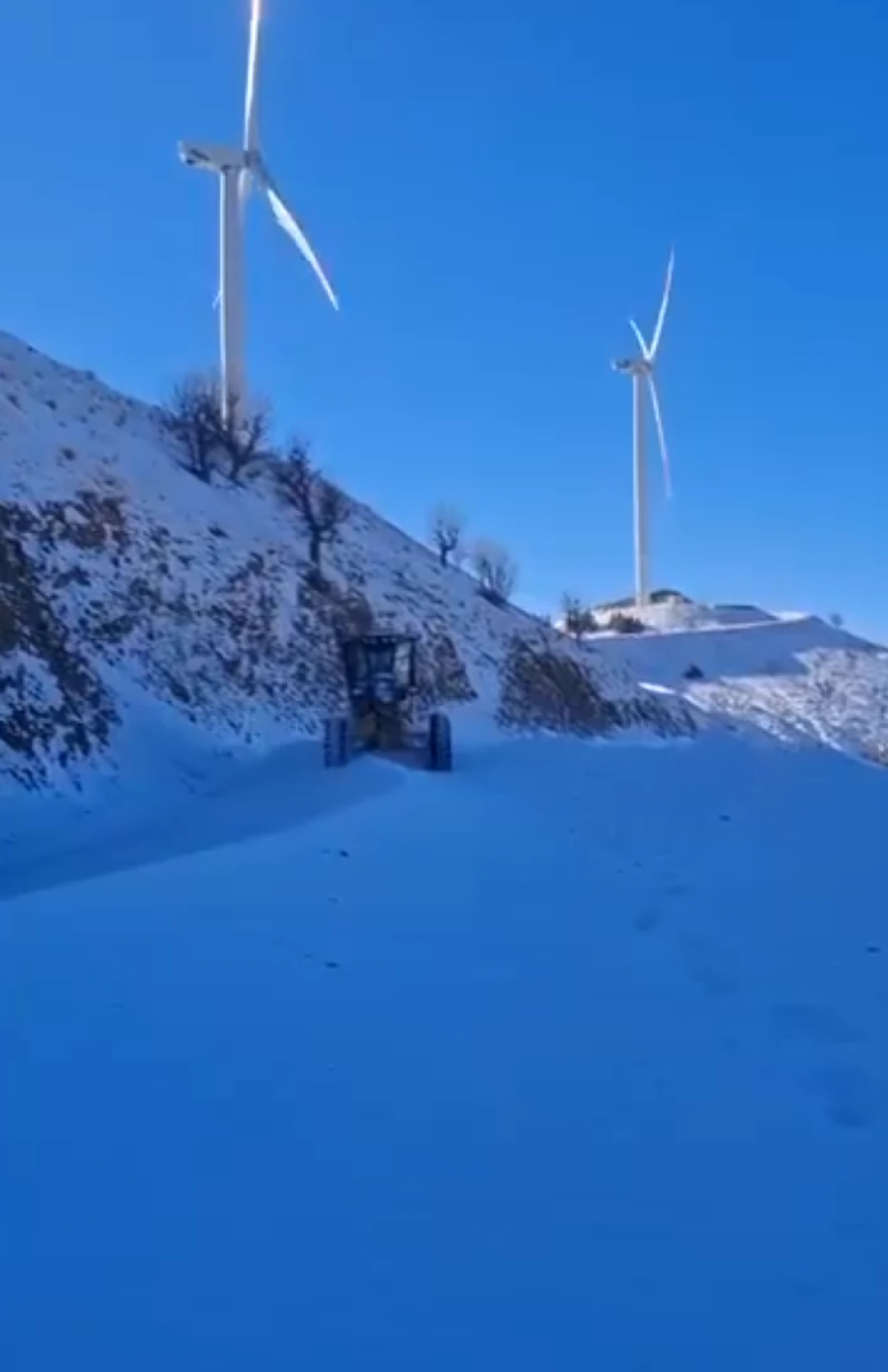 Sincik&rsquo;te Karla M&uuml;cadele &Ccedil;alışmaları Devam Ediyor