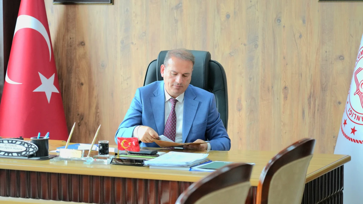 Sincik&rsquo;ten G&ouml;n&uuml;l K&ouml;pr&uuml;s&uuml;: &Ouml;ğrencilerden M&uuml;d&uuml;r Tosun&rsquo;a Anlamlı Mektup