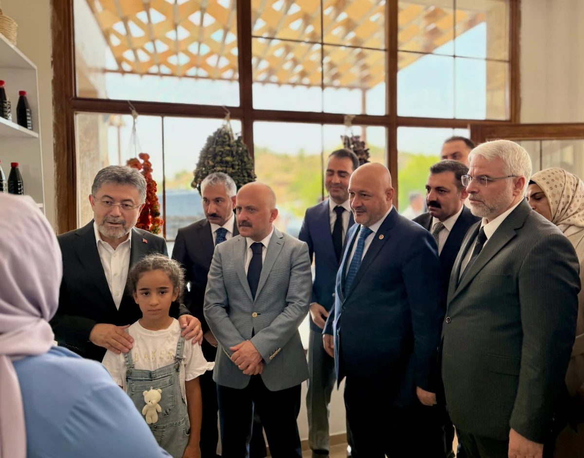 Tarım Bakanı İbrahim Yumaklı, Adıyaman’da Atmalı Yöresel Ürünleri Üreten Kadınları Ziyaret Etti