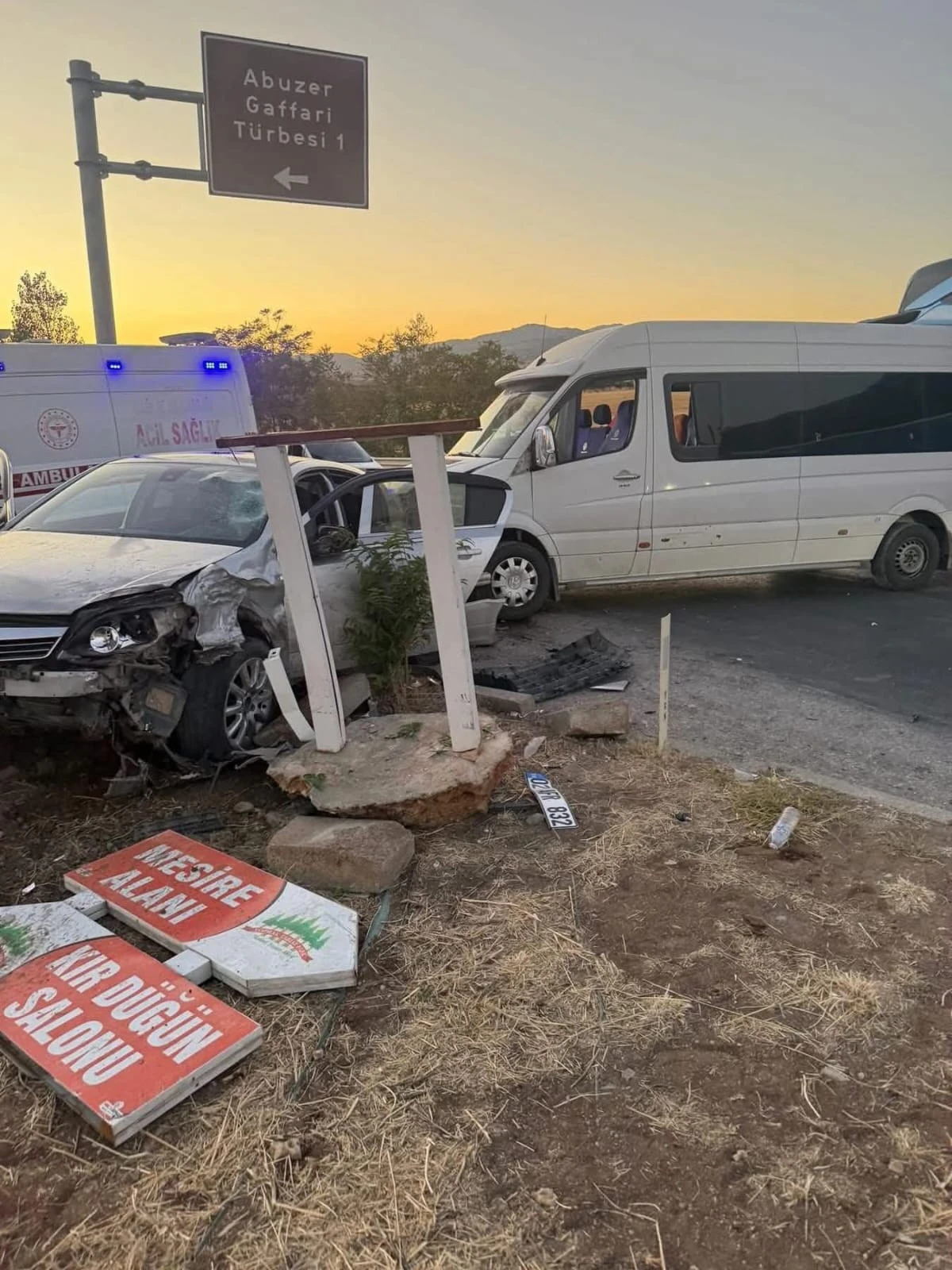 Tarım İşçilerini Taşıyan Minibüs ile Otomobil Çarpıştı: Yaralılar Var