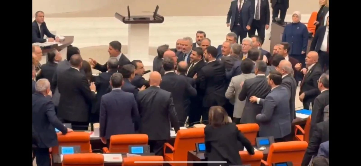 TBMM&rsquo;de Yumruklar Havada U&ccedil;tu