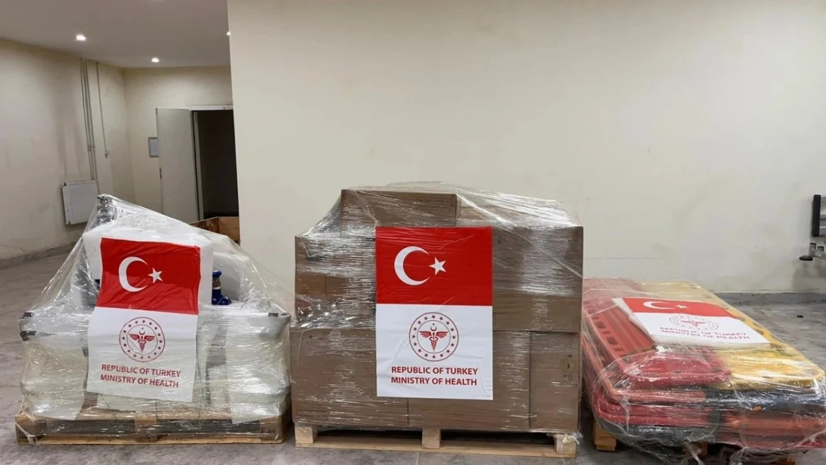 T.C. Sağlık Bakanlığı tarafından İran&rsquo;a 3 tır (60 palet) İnsani Yardım G&ouml;nderilecek 