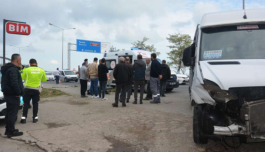 Tekstil İşçilerini Taşıyan Servis Minibüsü Kaza Yaptı: 10 Yaralı