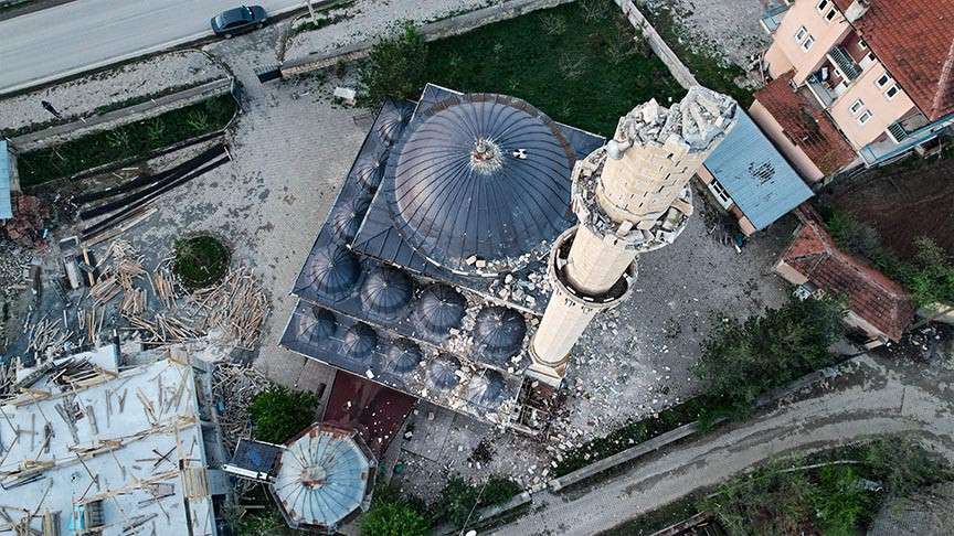  Tokat'taki depremin izleri gün ağarınca ortaya çıktı