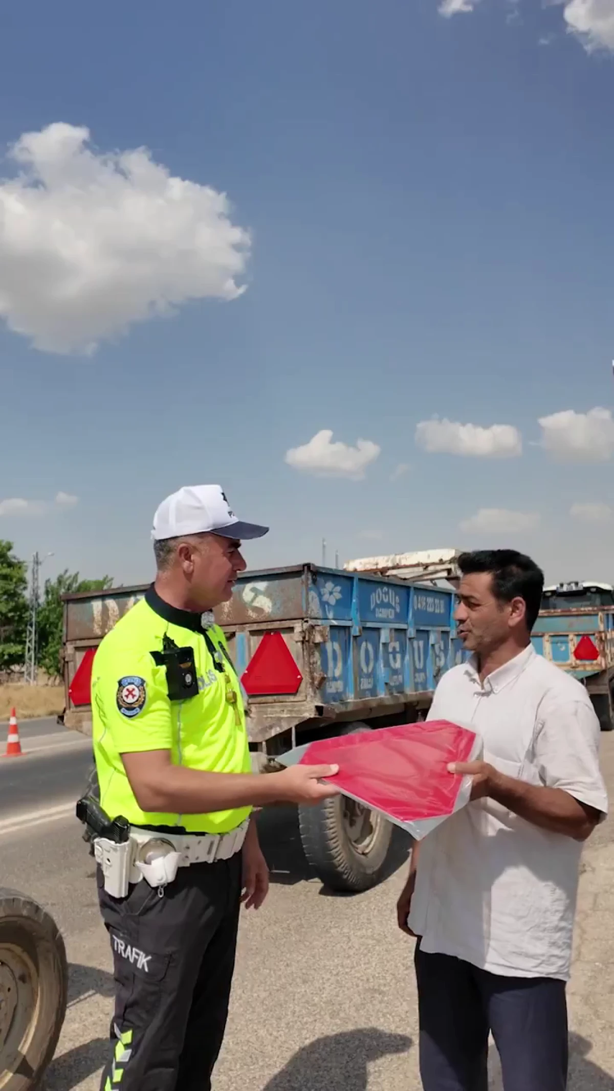Trakt&ouml;r ve R&ouml;mork G&uuml;venliği İ&ccedil;in Uyarı: Bir Reflekt&ouml;r Bir Hayat Kurtarır