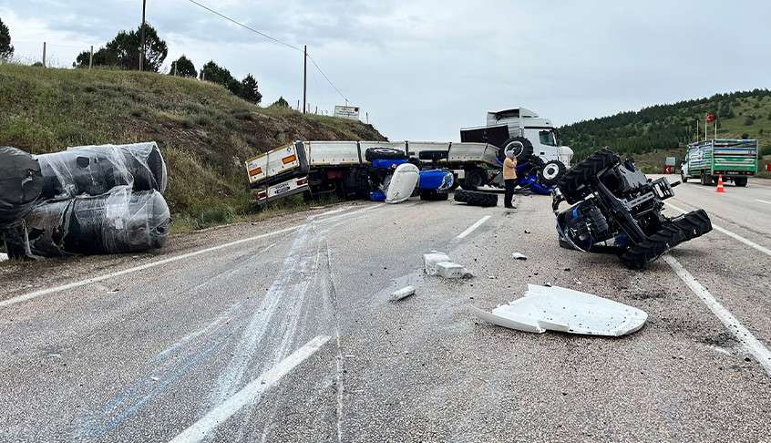 Traktör Yüklü Tır Şarampole Devrildi