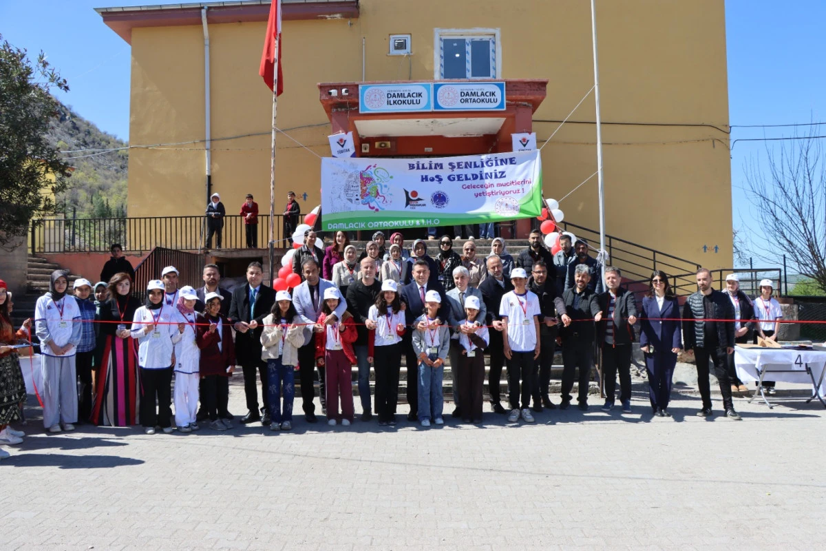 T&Uuml;BİTAK 4006 Bilim Fuarı: &Ouml;ğrencilerin Projeleri B&uuml;y&uuml;k Beğeni Topladı