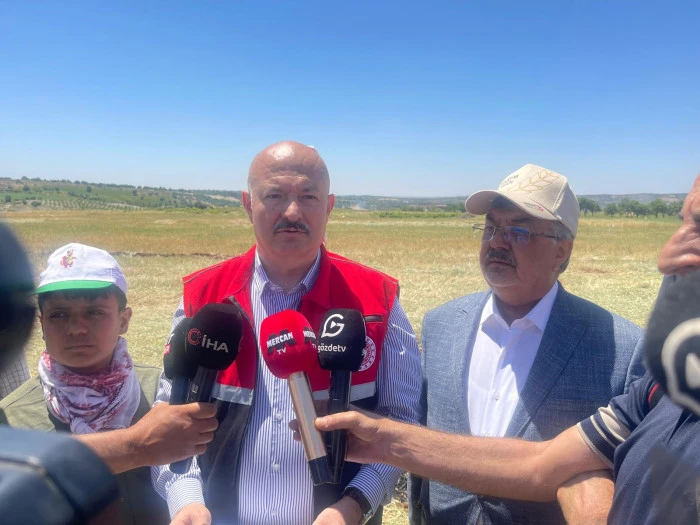 Vali K&uuml;&ccedil;&uuml;k, Firik Hasadında &Ccedil;ift&ccedil;ilerle Birlikte Tırmık Salladı