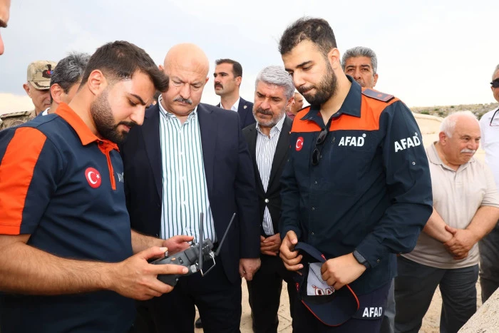 Vali K&uuml;&ccedil;&uuml;k olay yerinde &ccedil;alışmaları inceledi