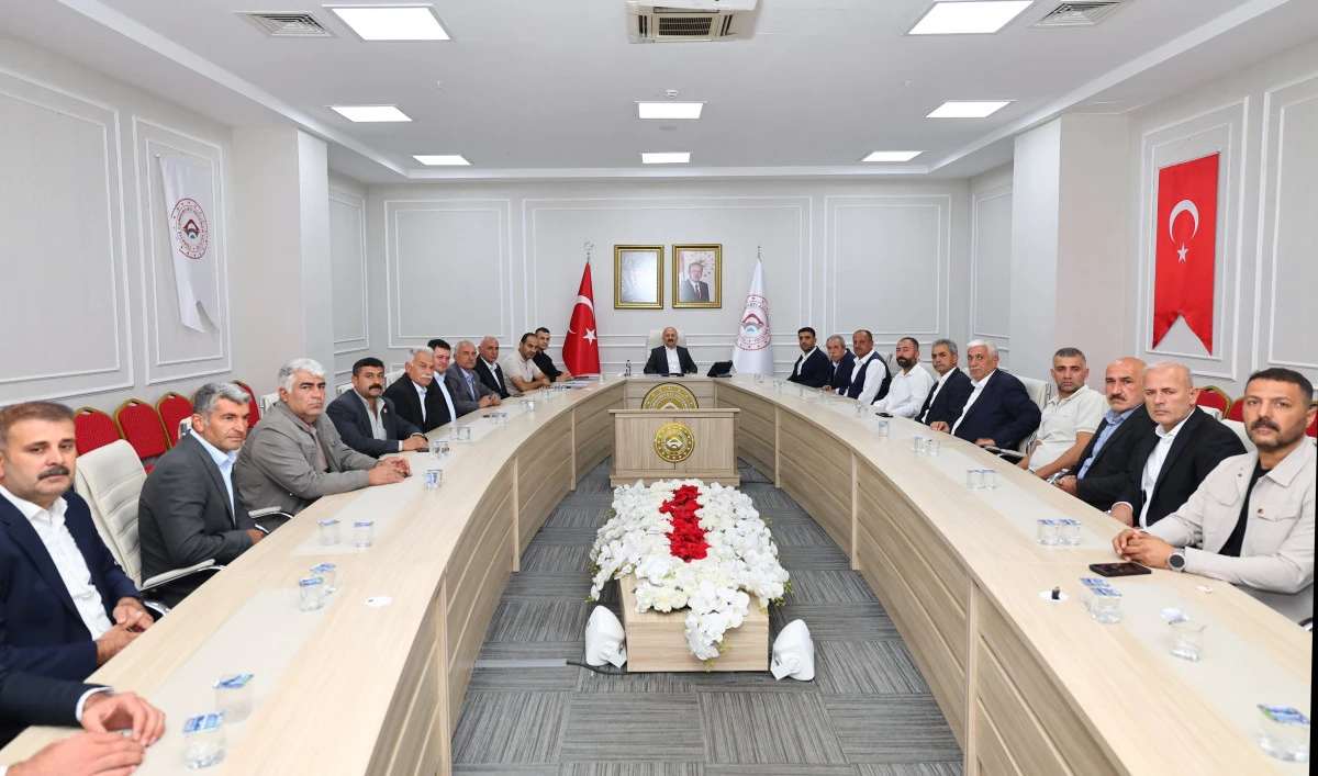 Vali Varol, Kömür Belde ve Köy Muhtarlarıyla Bir Araya Geldi