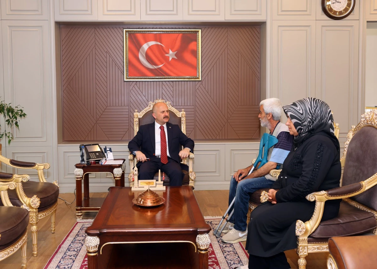Vali Varol Vatandaşların Taleplerini Dinliyor   