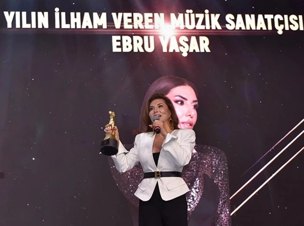 Yılın İlham Veren Sanatçısı' ödülünü alan Ebru Yaşar’dan törene damga vuran Filistin konuşması