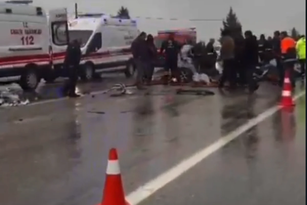 Yolcu Otob&uuml;s&uuml; ile Otomobil &Ccedil;arpıştı: 3 &Ouml;l&uuml;, 1 Yaralı